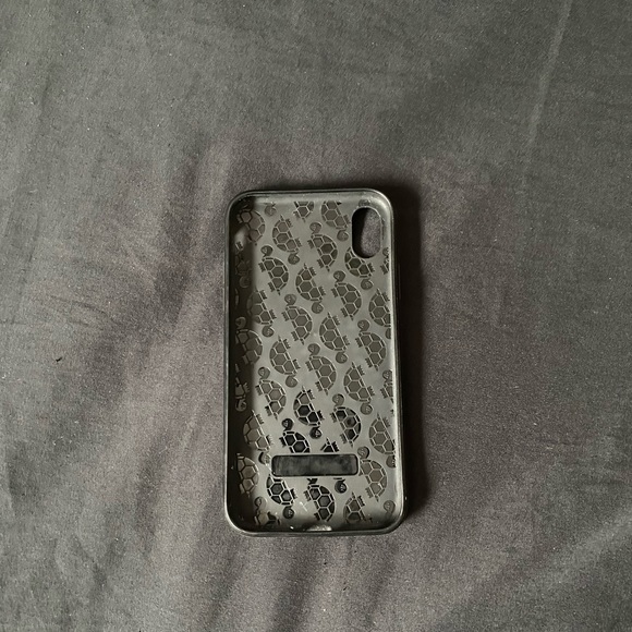 Pink phone case giving spring vibes! - Picture 2 of 3